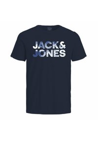 Tamno plava pamučna majica s velikim, izbljeđenim bijelim i plavim grafičkim natpisom "JACK & JONES" preko prsnog dijela. Kratki rukavi.