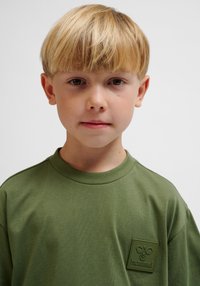 Hummel CLEAN S/S - T-shirt - bas - olivine