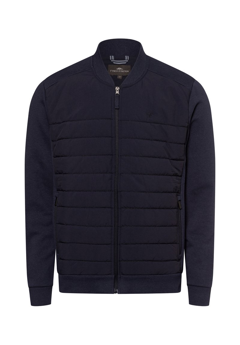 Marine bomberjack met een gevoerde voorkant, geribde kraag en manchetten, ritssluiting en zijzakken; heeft een gladde textuur en contrasterende panelen.