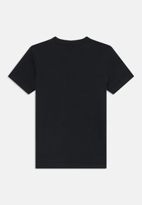 Czarny t-shirt z krótkim rękawem, wykonany z bawełny. Posiada okrągły dekolt oraz prosty, niezdobiony design bez widocznych wzorów czy akcentów.