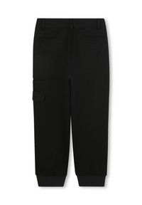 Zwarte cargobroek met een taps toelopende pasvorm, voorzien van zijzakken, twee achterzakken en elastische boorden bij de enkels, gemaakt van een zachte, gestructureerde stof.