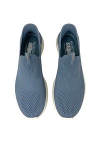 Niebieskie sneakersy wsuwane z teksturowanej siateczki, z pętelką oraz białą gumową podeszwą. Szczegół z logo na boku. Lekka konstrukcja.