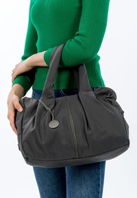 Grijze stoffen handtas met geplooid design, stevige dubbele handvatten, decoratieve kettingaccenten en een ritssluitingvak aan de voorkant.