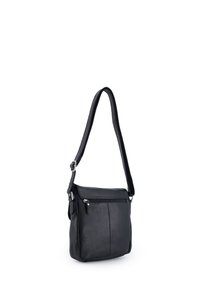 Czarna skórzana torba na ramię z regulowanym paskiem i przednią kieszenią na zamek błyskawiczny, pokazana na białym tle.