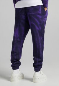 Bershka Träningsbyxor - purple