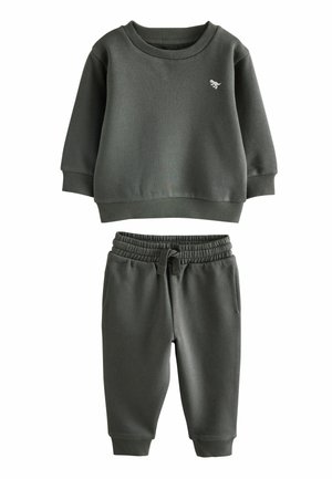 Sweat-shirt vert foncé et pantalon assorti. Le sweat-shirt a un col rond et des poignets côtelés ; le pantalon dispose d'une taille élastique et de poches latérales.