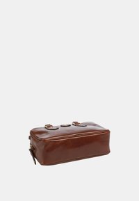 Borsa rettangolare in pelle marrone con doppi fibbie, hardware dorato, superficie liscia e dettagli di cucitura lungo i bordi.