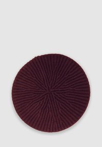 Berretto in maglia bordeaux con un motivo testurizzato e forma circolare, caratterizzato da righe verticali e un dettaglio centrale a punto.
