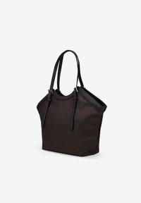 Bolsa de tote de color marrón oscuro con un patrón texturizado. Presenta asas y detalles en cuero negro. Diseño de apertura en la parte superior, con bolsillos laterales y forma estructurada.