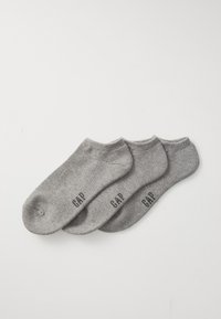 Tre paia di calzini in cotone grigi alla caviglia, caratterizzati da una texture liscia, bordi arrotondati e il logo "GAP" in nero su ogni calzino.