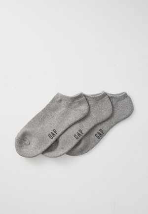 Graue Baumwollknöchelsocken, drei Paare, mit glatter Textur, runden Bündchen und schwarzem "GAP"-Logo auf jeder Socke.