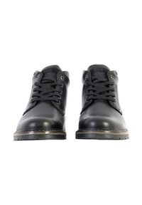 Bottes de cheville en cuir noir, avec un bout arrondi, six œillets, lacets plats et semelle en caoutchouc solide. Logo sur la languette et couture contrastante.