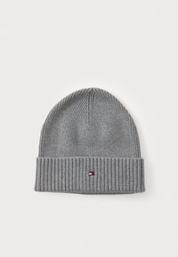 Beanie tricotat gri cu textură canalată și mansetă pliată. Prezintă un patch mic cu logo multicolor pe partea din față. Material moale.