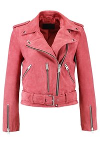 Różowa zamszowa kurtka motocyklowa z srebrnymi zamkami błyskawicznymi, paskiem w talii, klapami z wycięciami i długimi rękawami. Posiada wiele kieszeni zapinanych na zamek.
