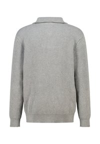 Suéter gris de canalé con cuello tipo polo, mangas largas y un corte relajado. La textura parece suave y el diseño es sin costuras en la parte posterior.