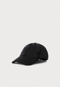Casquette de baseball en denim noir avec une visière incurvée et un logo de marque subtilement brodé sur le côté, présentée sur un fond blanc uni.