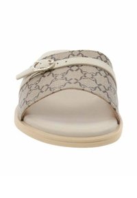 Sandaletta aperta in tela beige con un motivo geometrico, dotata di una ampia fascia e un accentuato fibbia color argento sul lato.