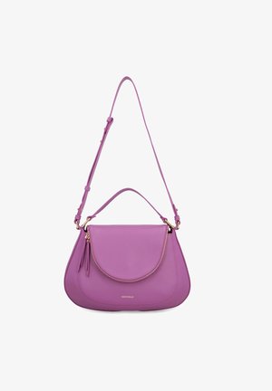 Sac à bandoulière en cuir violet avec sangle réglable, fermeture à rabat courbé et détails en métal doré, y compris une fermeture éclair.