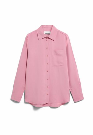 Langärmliges rosa Hemd mit Knöpfen, Kragen und einer Brusttasche, flach auf weißem Hintergrund ausgelegt.