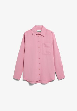 Langärmliges rosa Hemd mit Knöpfen, Kragen und einer Brusttasche, flach auf weißem Hintergrund ausgelegt.