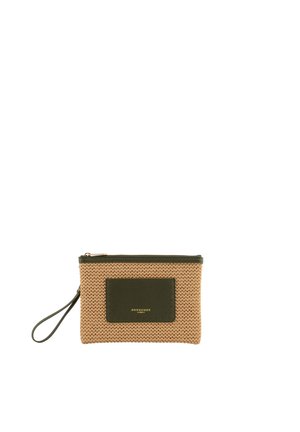 Pochette tissée couleur fauve avec garniture en cuir vert foncé et poche avant, fermeture éclair dorée et bracelet pour poignet.