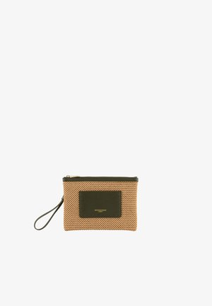 Pochette tissée couleur fauve avec garniture en cuir vert foncé et poche avant, fermeture éclair dorée et bracelet pour poignet.