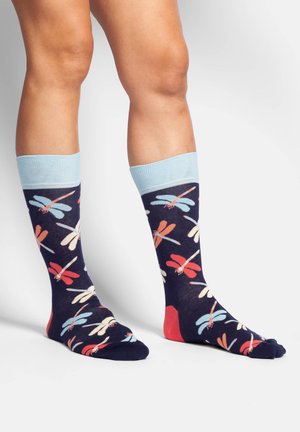 Kniekalte Socken mit einem marineblauen Hintergrund, verziert mit mehrfarbigen Libellenmustern in Rot, Blau und Creme. Helle blaue Abschlüsse oben.