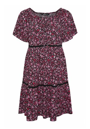 Kwiatowa sukienka z czarnym tłem i różowymi oraz fioletowymi kwiatami, z krótkimi rękawami, marszczoną górą i warstwowym dołem z czarnym akcentem.