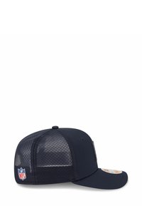 Dunkelblaues Mesh-Baseballcap mit NFL-Logo auf der Rückseite und einem gebogenen Schirm, mit einem Aufkleber oben, von der linken Seite auf weißem Hintergrund abgebildet.