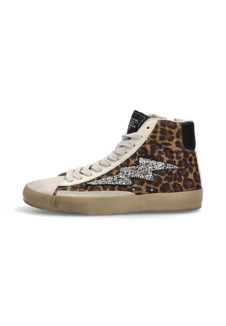 Zapatillas altas con un diseño de estampado de leopardo, ante beige, detalle en relámpago plateado brillante y suela de goma.