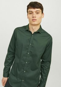 Jack & Jones PREMIUM CARDIFF - Overhemd - darkest spruce