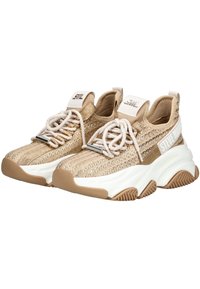 Beige Sneaker mit einem strukturierten Strick-Obermaterial, weißer Zwischensohle und Gummiaußensohle. Verfügt über dicke Schnürsenkel und Branding an der Seite.