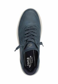 Dunkelblaue Sneaker mit einem glatten Obermaterial aus Leder, runder Zehenpartie, Schnürverschluss, gepolstertem Kragen und kontrastierender weißer Sohle. Logo auf der Innensohle.