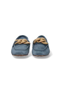 Mocasines de ante azul con detalle de cuerda de yute tejida en la parte frontal y diseño de puntera redondeada. Textura suave con suela de goma.