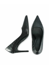 Czarne, szpiczaste szpilki z wykończeniem w wzór krokodyla, smukły obcas typu stiletto oraz gładkie wnętrze.