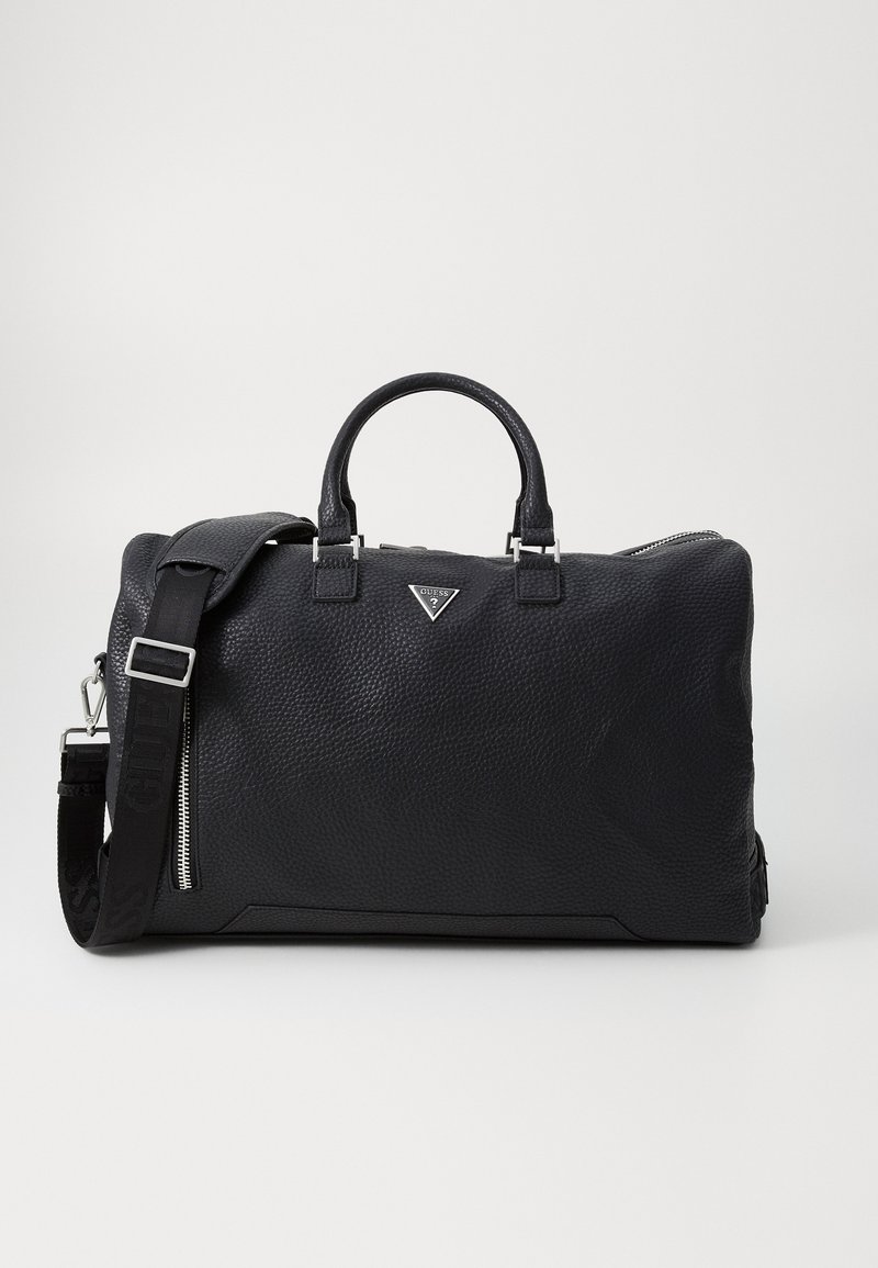 Sac polochon en cuir noir texturé avec double poignée, bandoulière réglable, poche zippée et logo triangulaire au centre avant.
