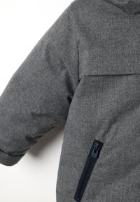Grijze buitenswear jas met een gestructureerde stof, een ritszak en een hoge kraag. Het ontwerp heeft een gladde afwerking en een moderne vorm.