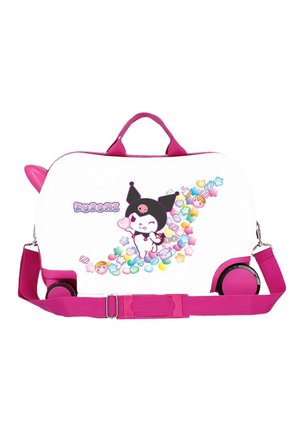 Maleta infantil de ruedas blanca y rosa con el personaje Kuromi y diseños coloridos de estrellas y caramelos, con un asa rosa y una correa de hombro ajustable.