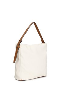 Bolso de lona en beige con una correa de cuero marrón. Presenta una forma suave y estructurada, con detalles de costura acentuados.