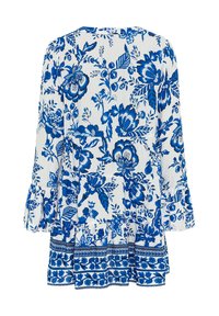 Blumenkleid in Weiß mit blauen Mustern, hat lange Ärmel und einen gerafften Saum. Der Stoff wirkt leicht und strukturiert.