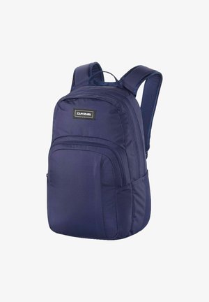 Marineblaue Backpack mit gepolsterten Trägern, mehreren Reißverschlussfächern und einem Logopatch auf der Vorderseite. Aus strapazierfähigem Stoff gefertigt.