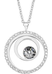 Ciondolo in argento con un design a spirale, dotato di un grande cristallo centrale e di cristalli più piccoli incastonati lungo il bordo esterno. Include la catena.