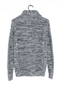 Gestrickter Pullover in Schwarz und Weiß mit hohem Kragen. Verfügt über strukturierte Seitenpaneele sowie gerippte Bündchen und Saum. Hängt an einem Haken.
