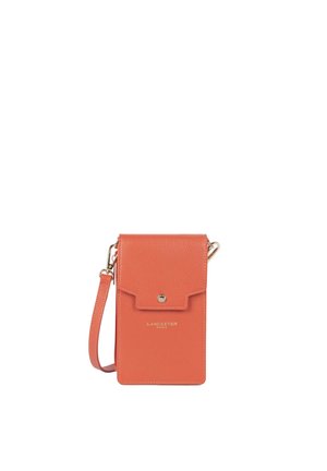 Petit sac bandoulière en cuir corail avec rabat et fermeture pression, bracelet et logo doré « Lancaster Paris » sur le devant.