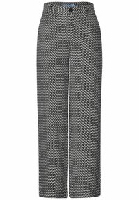 Kalhoty s širokými nohavicemi v černobílém geometrickém vzoru, vyrobené z lehkého materiálu, s knoflíkovým zapínáním a jemnou texturou.
