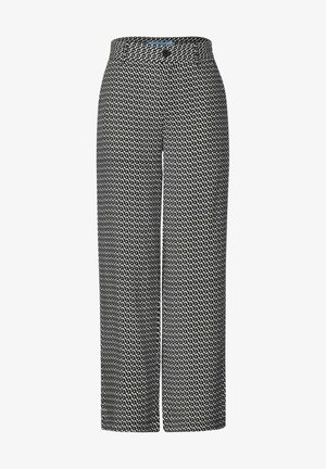 Pantalons larges dans un motif géométrique noir et blanc, fabriqués en tissu léger, avec une fermeture à bouton et une légère texture.