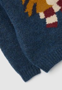 Gebreide trui in donkerblauw met een gestructureerde afwerking. Heeft een kleurrijk dierenmotief en contrasterende geribbelde manchetten in een zachte wolmix.