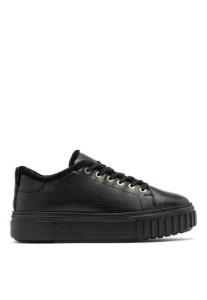 Sneaker platform in pelle nera con finitura testurizzata, occhielli dorati e fodera morbida nera. Caratterizzato da una suola spessa a righe. Logo RKO esposto.
