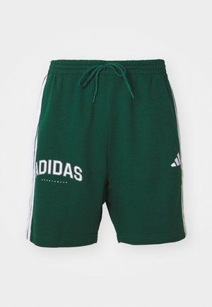Grønne bomullsshorts med snor i livet, hvite sidestropper og "ADIDAS SPORTSWEAR" logo på fremsiden. Myk tekstur.