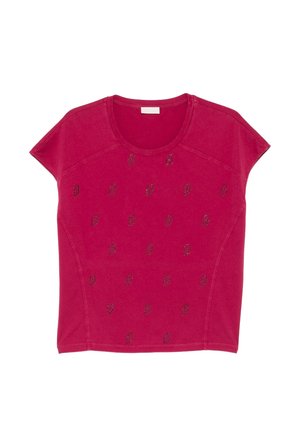 T-shirt rose foncé à manches courtes avec un col rond et de petits motifs brodés noirs dispersés à l’avant.